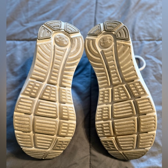 Size 8 Under Armor athletic shoe - Picture 3 of 4